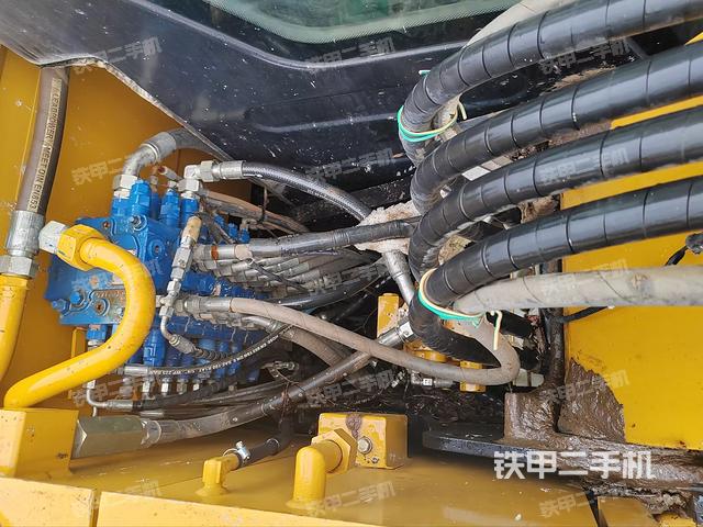 回转马达和主控阀（整机外观）