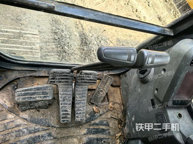 行走控制手柄和踏板 俯拍（驾驶室部分）