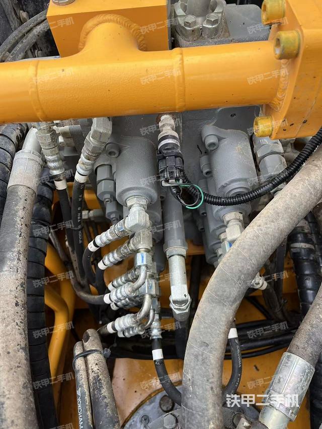 回轉(zhuǎn)馬達(dá)和主控閥（整機(jī)外觀）