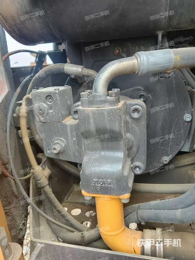 液壓泵艙室正面整體(整機(jī)外觀) 液壓泵艙室正面整體(整機(jī)外觀)