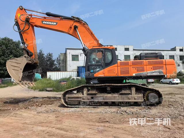 斗山DX520LC-9C挖掘機(jī)