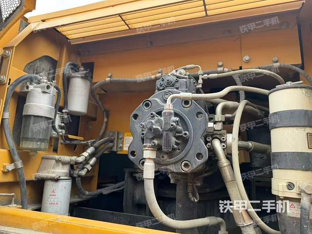 液压泵舱室正面整体（整机外观）