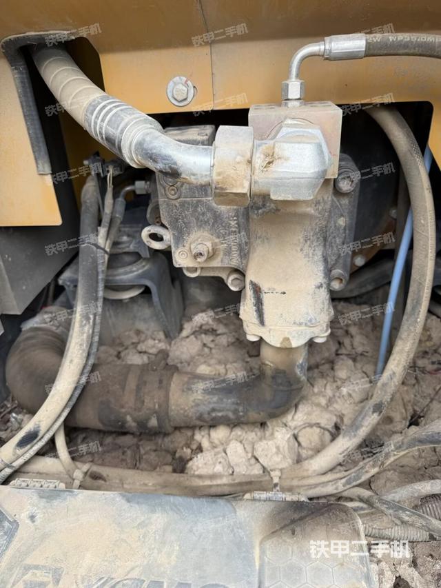 液压泵舱室正面整体（整机外观）