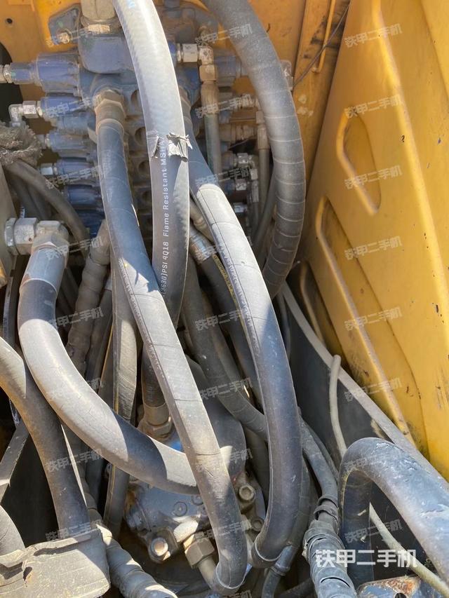 回轉(zhuǎn)馬達(dá)和主控閥（整機(jī)外觀）