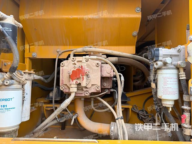 液压泵舱室正面整体（整机外观）