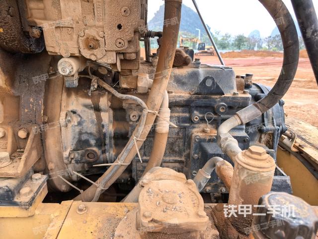 發(fā)動機左側(cè)全景（壓路機發(fā)動機艙）