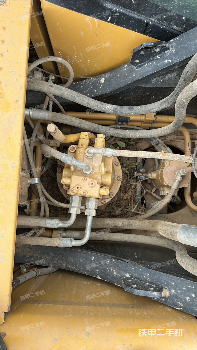 回转马达和主控阀（整机外观）