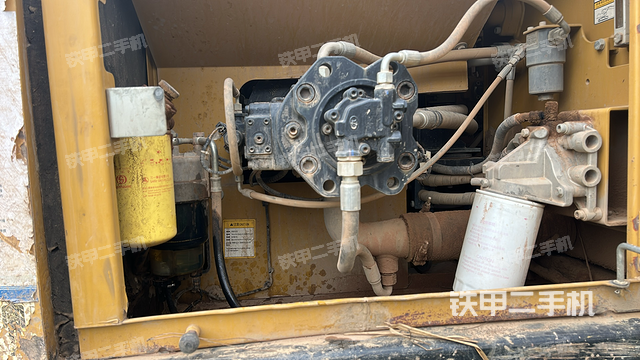 液压泵舱室正面整体（整机外观）