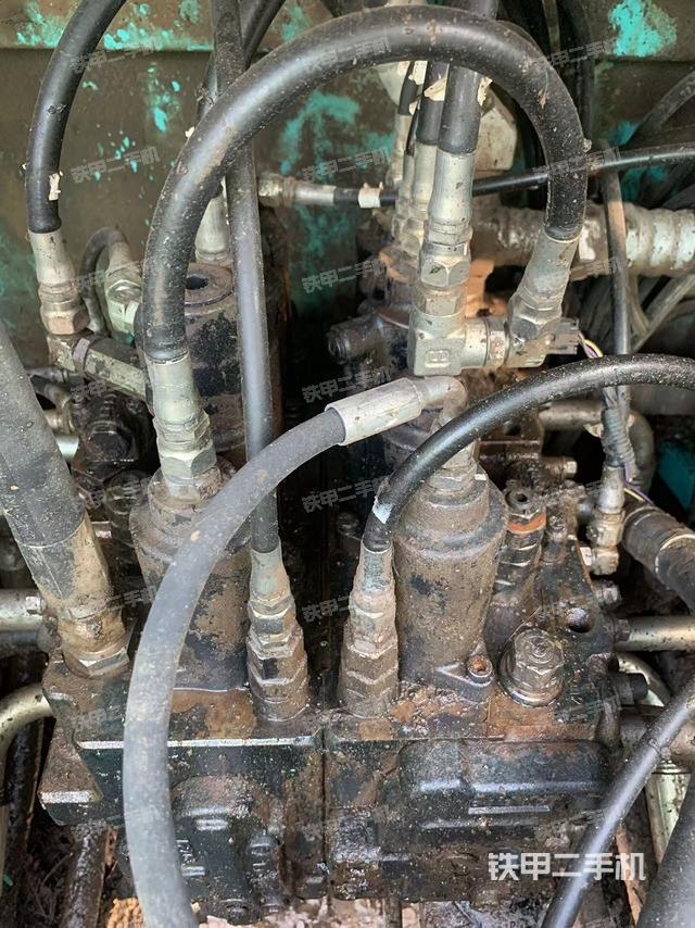 回轉(zhuǎn)馬達(dá)和主控閥（整機(jī)外觀）