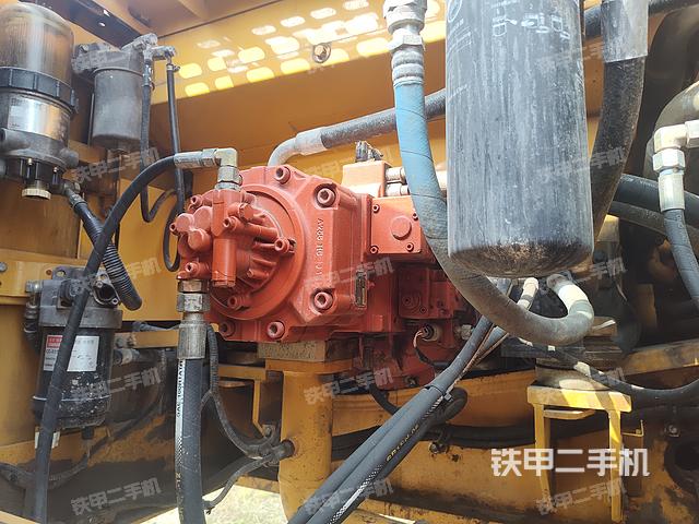 液压泵舱室正面整体（整机外观）