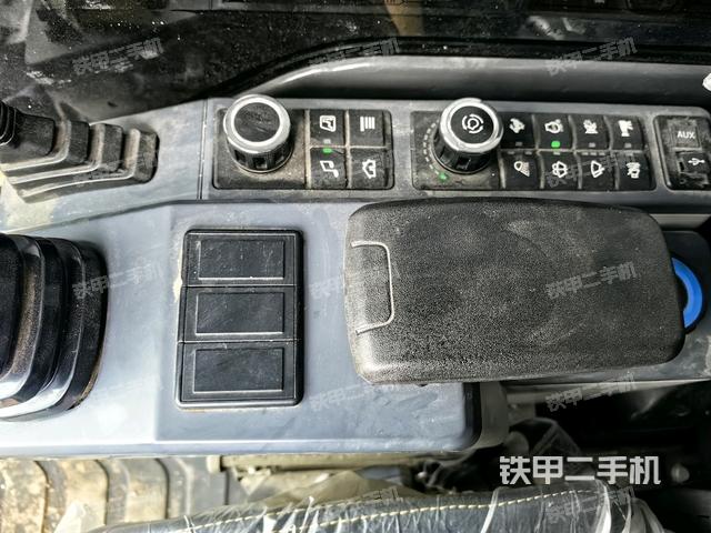 座椅右側(cè)控制臺(tái)/鑰匙門/油門/含右手柄（駕駛室部分）