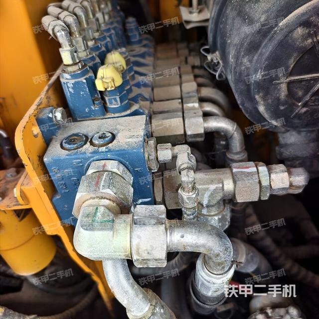 回轉(zhuǎn)馬達(dá)和主控閥（整機(jī)外觀）