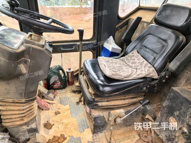 操作臺全景（壓路機駕駛室）