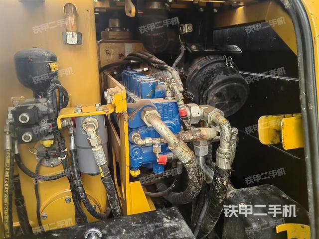 回轉(zhuǎn)馬達(dá)和主控閥（整機(jī)外觀）