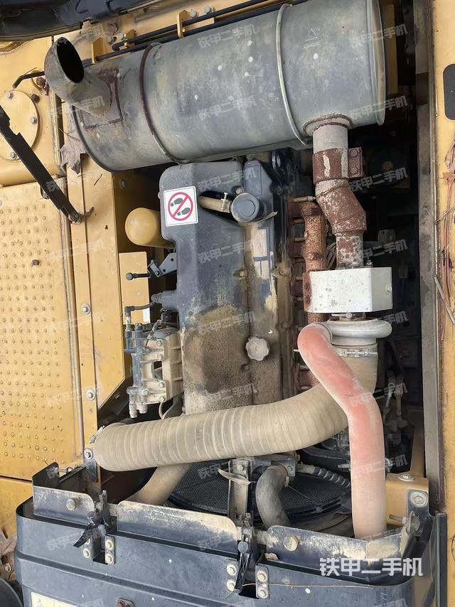 液压泵舱室正面整体（整机外观）