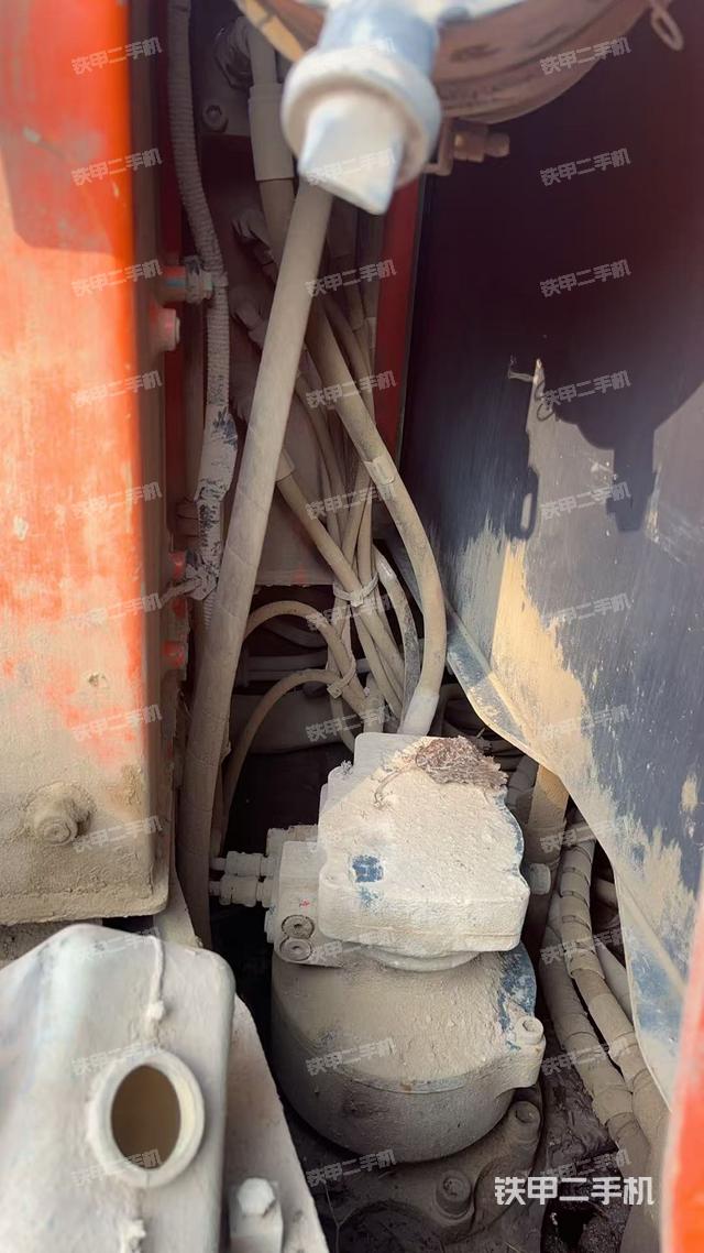 回轉(zhuǎn)馬達(dá)和主控閥（整機(jī)外觀）