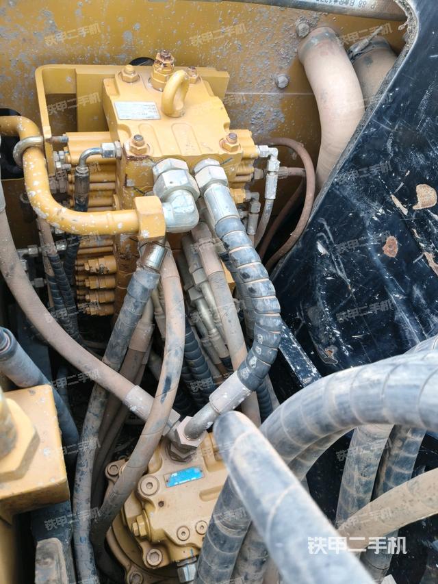 回转马达和主控阀（整机外观）