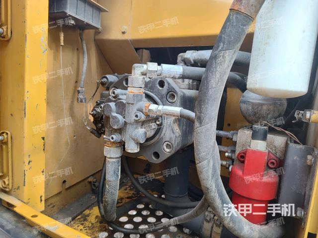 液壓泵艙室正面整體(整機(jī)外觀) 液壓泵艙室正面整體(整機(jī)外觀)