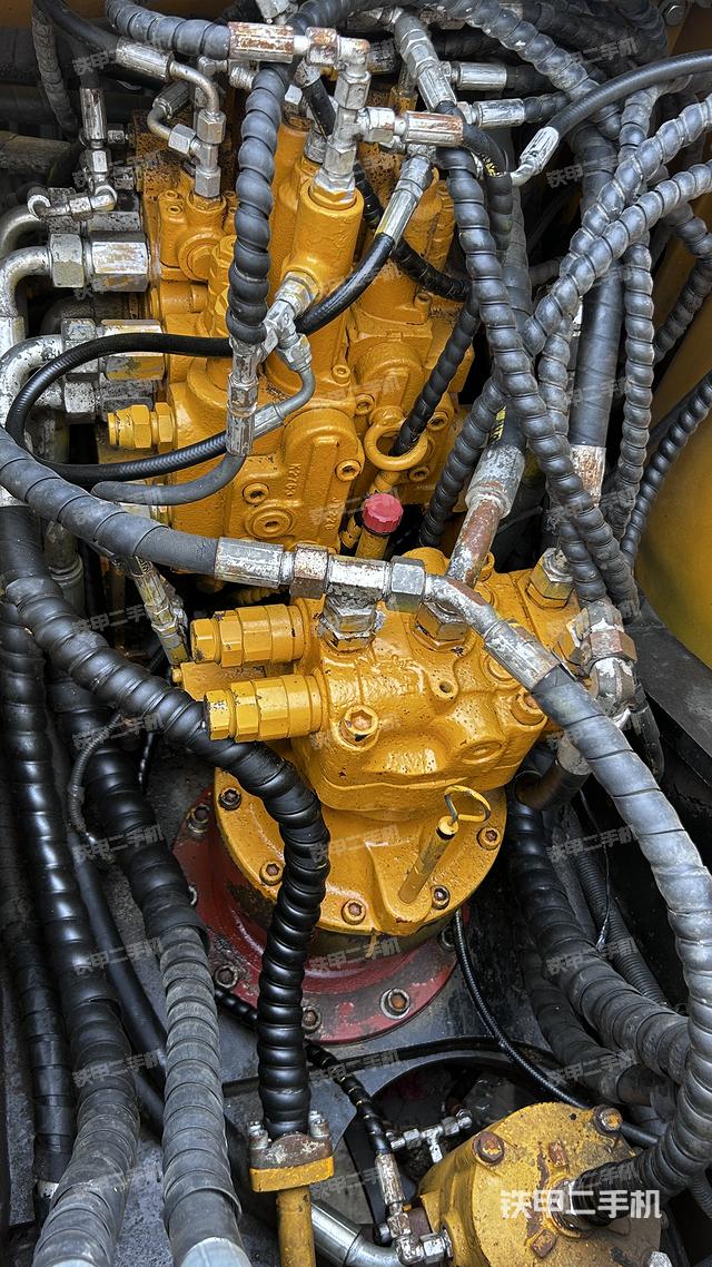 回轉(zhuǎn)馬達(dá)和主控閥(整機(jī)外觀) 回轉(zhuǎn)馬達(dá)和主控閥(整機(jī)外觀)