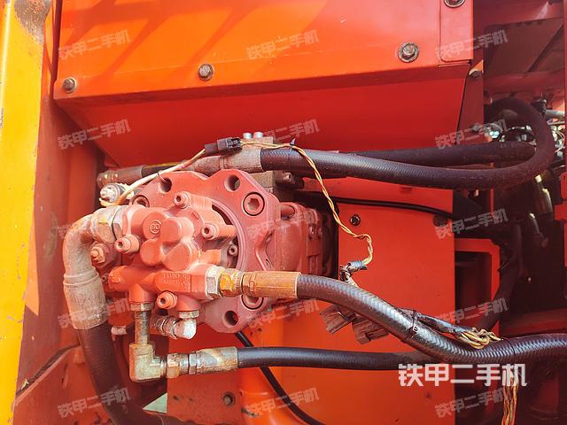 液压泵舱室正面整体（整机外观）