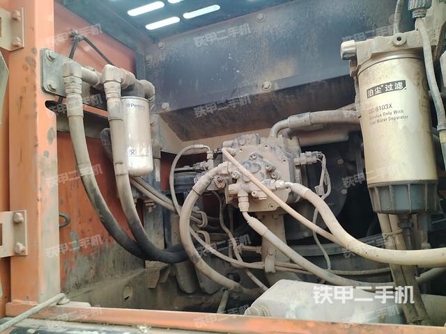 液压泵舱室正面整体（整机外观）