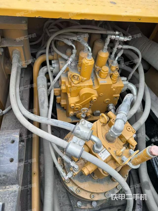 回转马达和主控阀（整机外观）