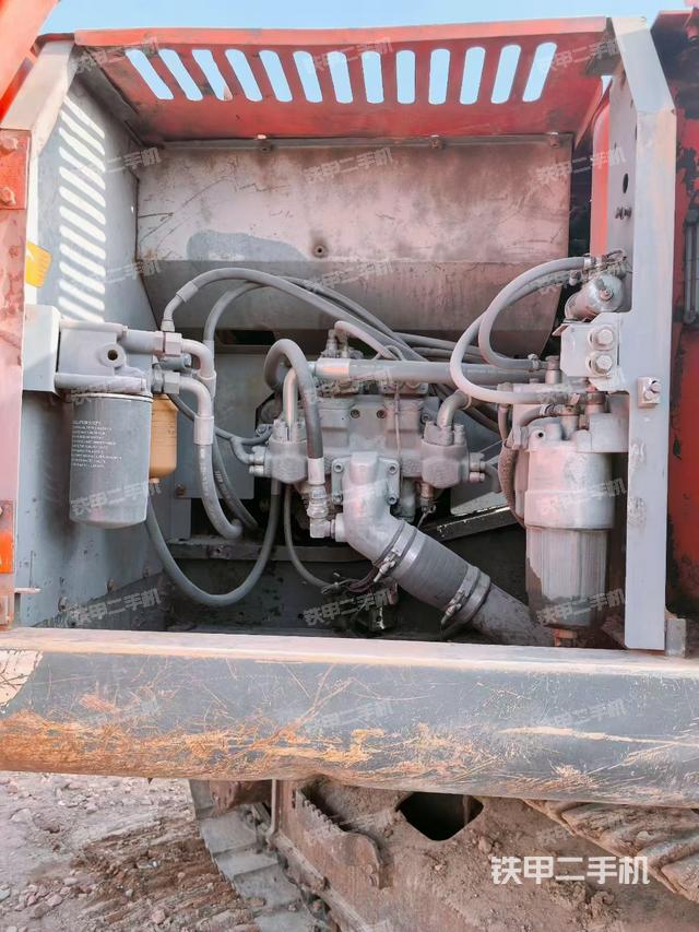 液压泵舱室正面整体（整机外观）