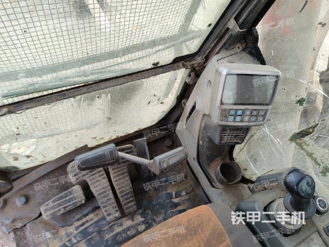 行走控制手柄和踏板?俯拍（駕駛室部分）