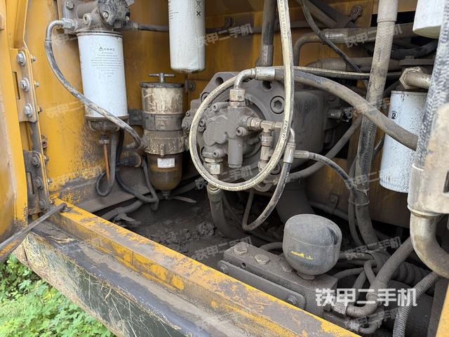 液压泵舱室正面整体（整机外观）