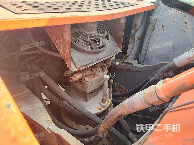 回转马达和主控阀（整机外观）