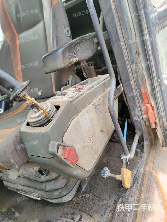 座椅左側控制臺/音響/含左手柄（駕駛室部分）