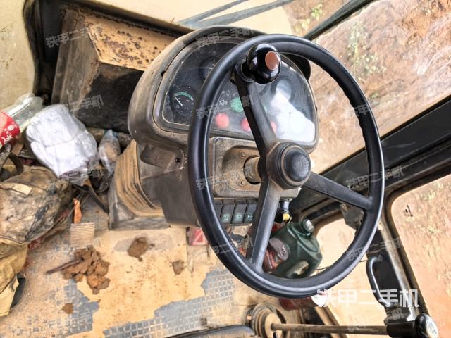 駕駛室內(nèi)座椅、儀表操作手柄全景（壓路機駕駛室）