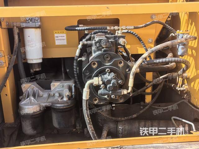 液压泵舱室正面整体（整机外观）