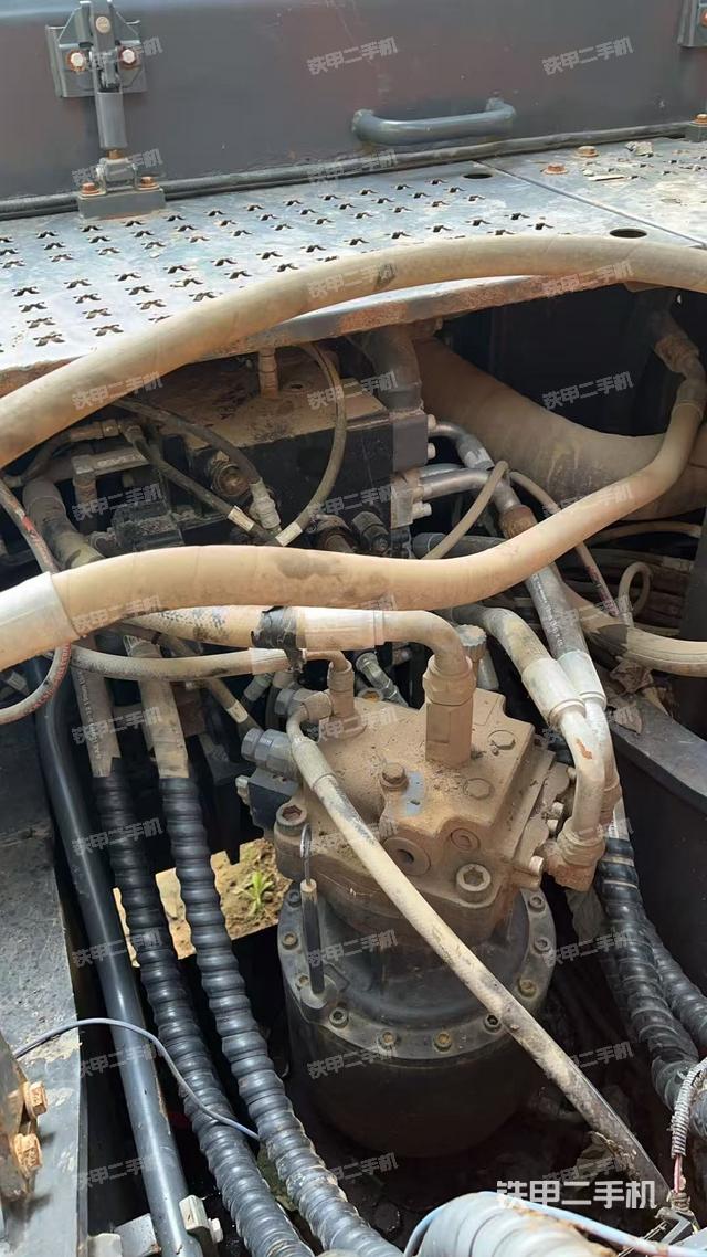 回轉(zhuǎn)馬達(dá)和主控閥（整機(jī)外觀）