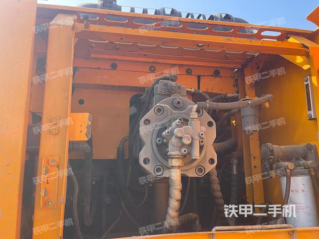 液壓泵艙室正面整體（整機外觀）