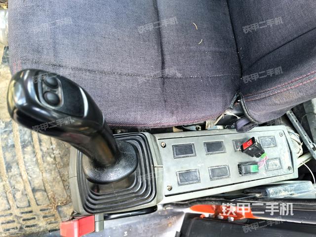 座椅左侧控制台/音响/含左手柄（驾驶室部分）