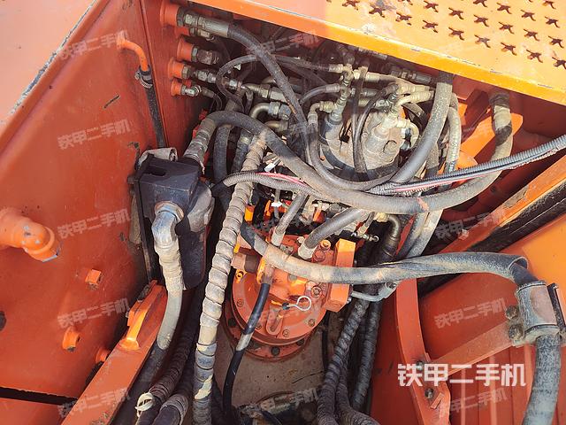 回转马达和主控阀（整机外观）