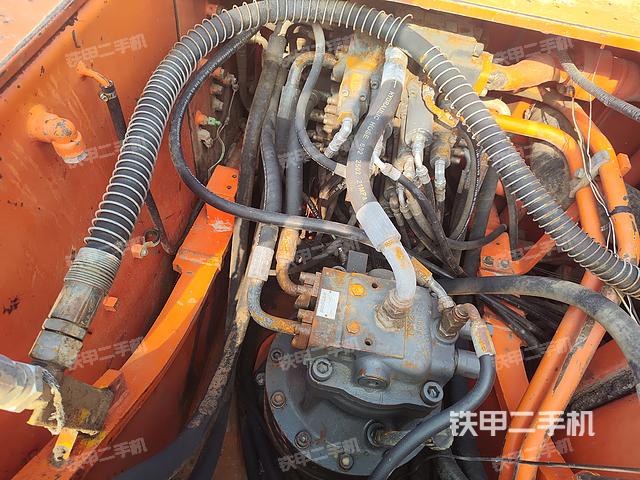 回转马达和主控阀（整机外观）