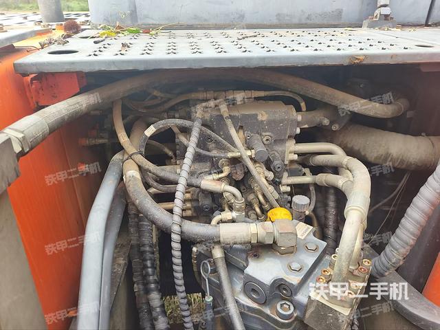 回轉(zhuǎn)馬達(dá)和主控閥（整機(jī)外觀）