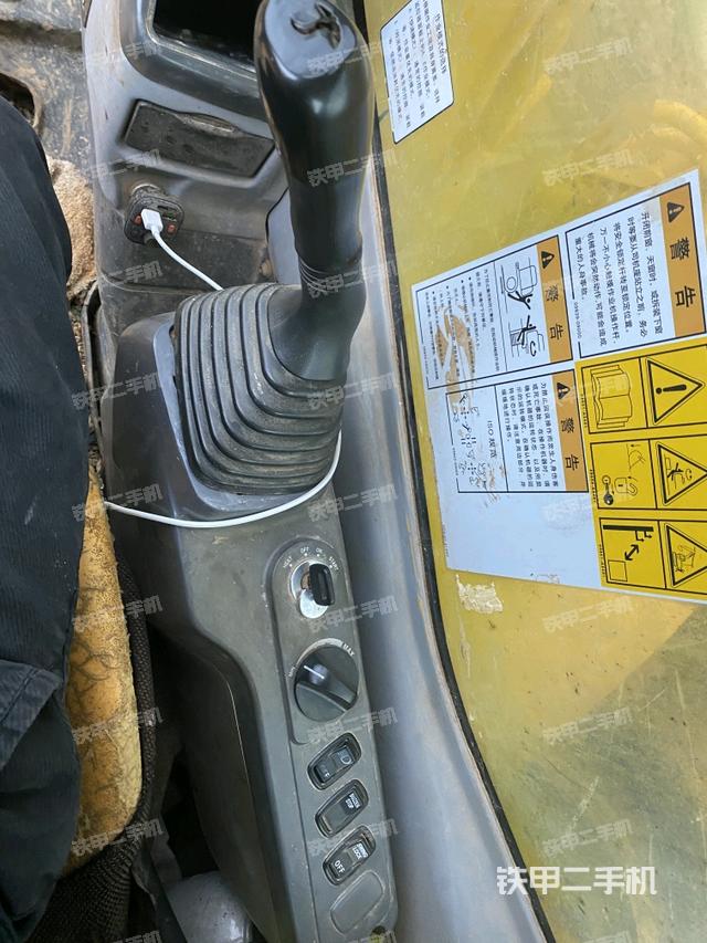 行走控制手柄和踏板?俯拍（駕駛室部分）