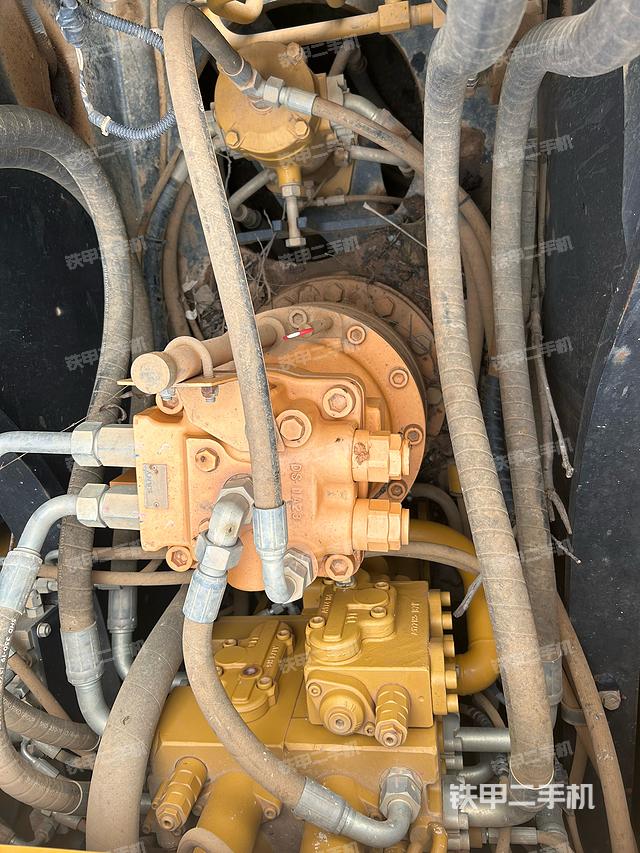 回轉(zhuǎn)馬達(dá)和主控閥(整機(jī)外觀) 回轉(zhuǎn)馬達(dá)和主控閥(整機(jī)外觀)