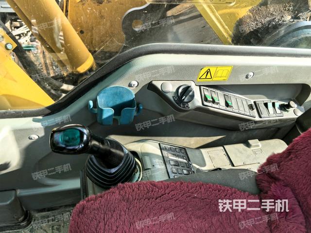 座椅右侧控制台/钥匙门/油门/含右手柄（驾驶室部分）