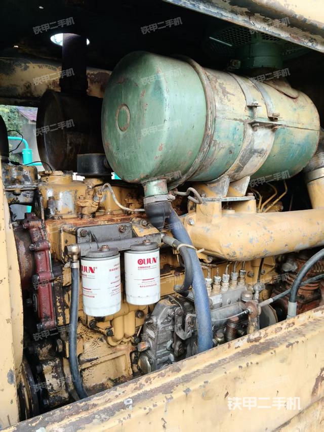 發(fā)動機(jī)右側(cè)（整機(jī)外觀及大件）