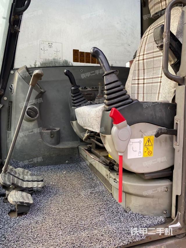 駕駛室整體（整機外觀）