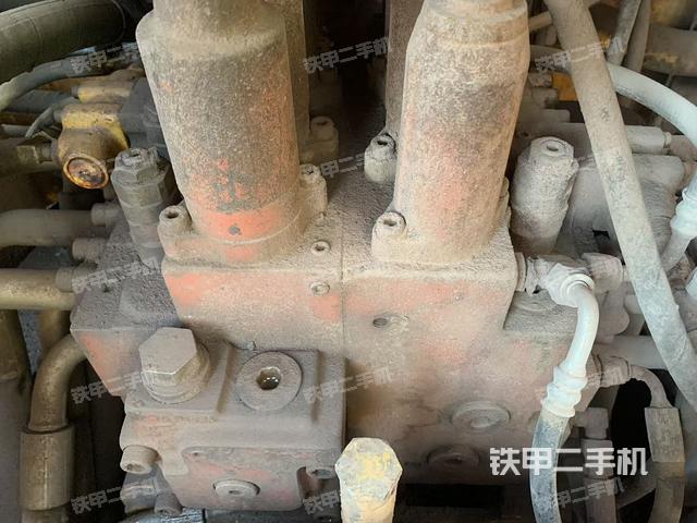 回轉(zhuǎn)馬達(dá)和主控閥（整機(jī)外觀）