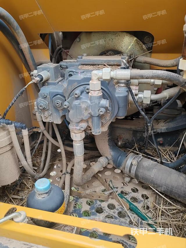 液壓泵艙室正面整體（整機(jī)外觀）