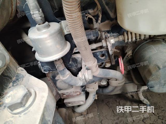 液壓泵艙室正面整體（整機外觀）