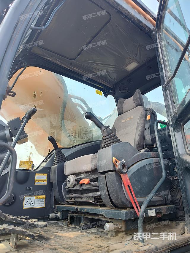 駕駛室整體(整機(jī)外觀) 駕駛室整體(整機(jī)外觀)