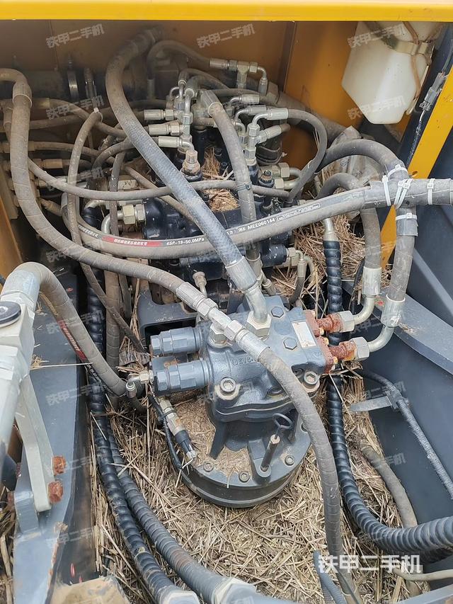 回转马达和主控阀（整机外观）