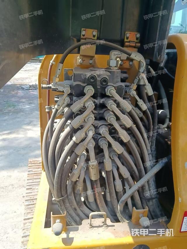 回转马达和主控阀（整机外观）